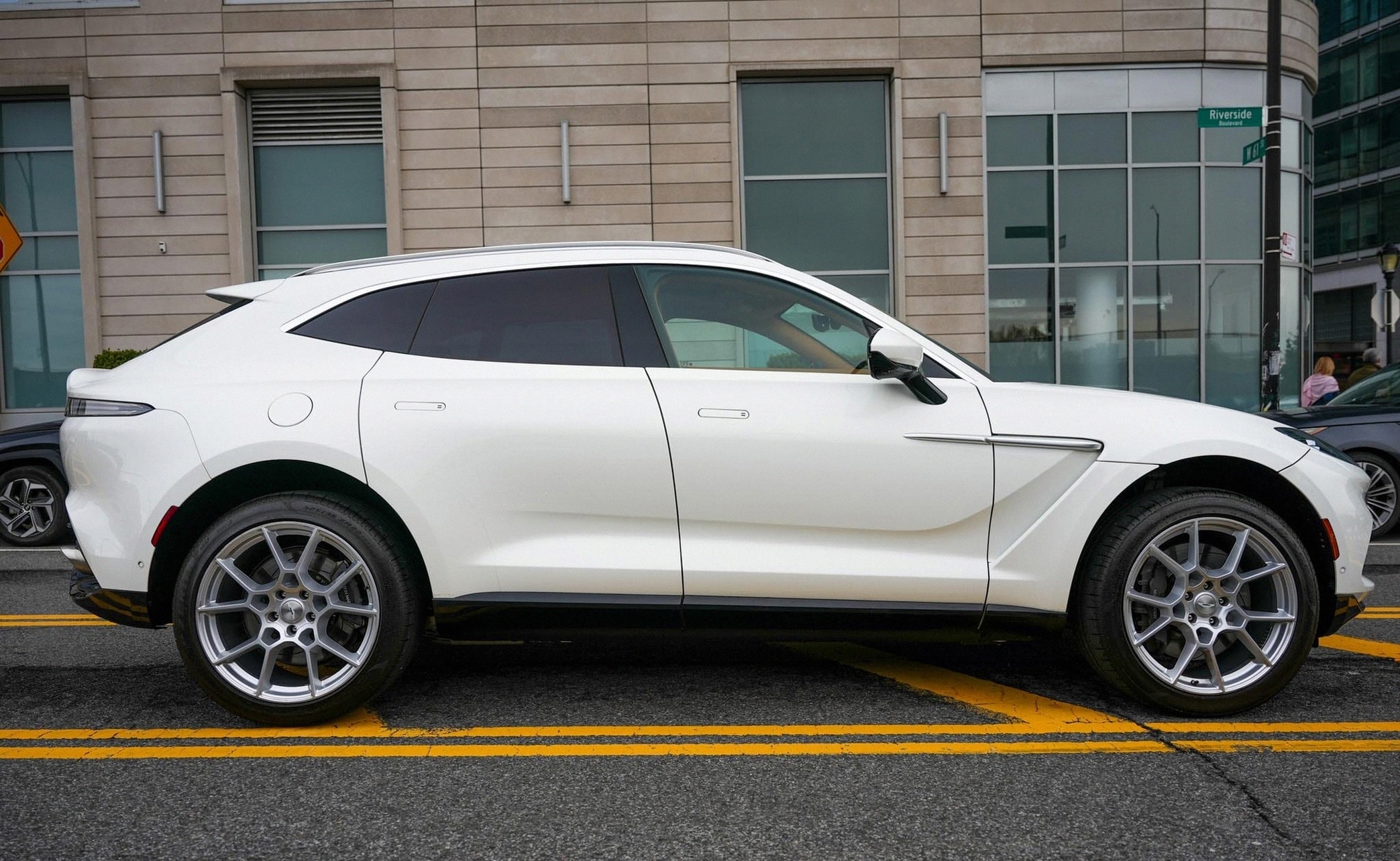 2021 Aston Martin DBX Base - Photo 10